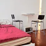 Bright Studio Apartment Near Tour Eiffel